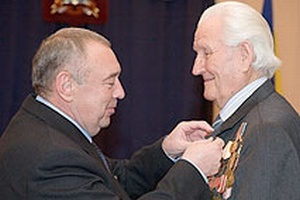 Губернатор вручил ветеранам юбилейные медали 