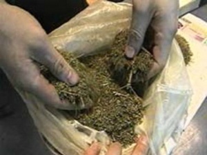 Сотрудники милиции передали незаконно задержанному свёрток с наркотическим веществом