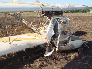 В результате вынужденной посадки летчик получил травмы