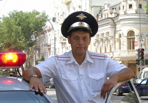 Ростовский милиционер вытащил людей из горящей машины