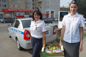 Вместо штрафных квитанций сотрудники УГИБДД  раздавали водителям освящённые яблоки