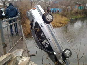 С моста через реку Гнилуша слетел в воду автомобиль