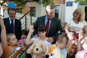 В День защиты детей губернатор побывал в гостях у дошколят