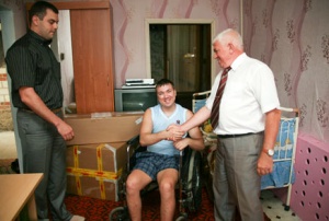 Инвалиду 1 группы из поселка Глубокий Каменского района Эдуарду Алексееву вручен уникальный тренажер
