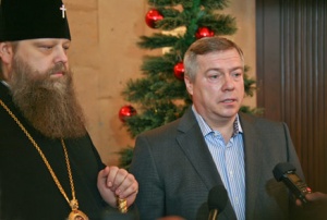 Василий Голубев поздравил юных участников Рождественской губернаторской ёлки