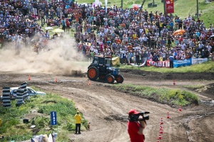 Василий Голубев понаблюдал за гонками на тракторах