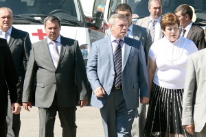 Василий Голубев вручил документы на новые машины скорой помощи