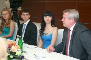 Василий Голубев поздравил выпускников 2012 года