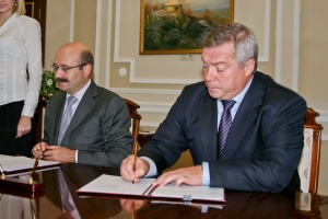 Губернатор Василий Голубев и президент банка «ВТБ24» Михаил Задорнов подписали соглашение о сотрудничестве