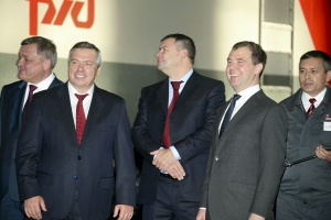 Дмитрию Медведеву и Василий Голубеву на НЭВЗе представили инновационный электровоз «Олимп»