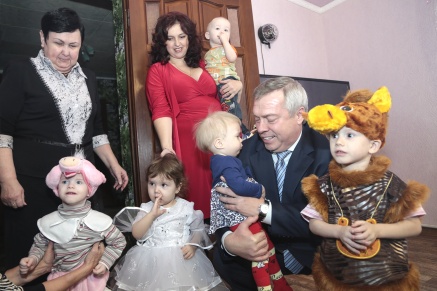 Василий Голубев посетил многодетную семью Минеевых, усыновившую пятого ребенка