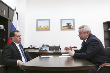 Дмитрий Медведев и Василий Голубев обсудили предстоящую посевную и строительство детсадов в Ростовской области