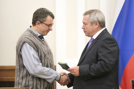 Губернатор Василий Голубев вручил сертификаты первым участникам региональной программы по переселению соотечественников