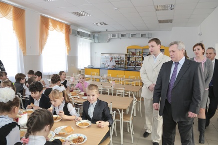Губернатор Василий Голубев осмотрел реконструированную школу в Донецке и побывал на выступлениях юных спортсменов в г.Гуково
