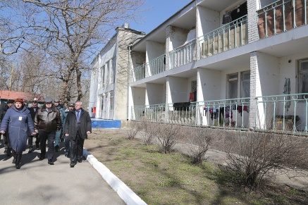 Владимир Устинов и Василий Голубев осмотрели пункты временного размещения беженцев в Неклиновском районе