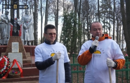 Андрей Дунаев возглавил жителей Букарева на уборке в парке