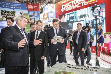 Дмитрий Медведев осмотрел экспозицию Ростовской области на «Сочи-2015»